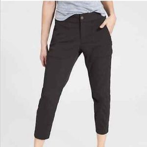 Athleta Trekkie Crop pants in charcoal gray Size 6